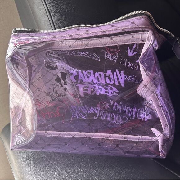 Victoria's Secret Medium Makeup
Bag - Stylish & Practical - Picture 7 of 15